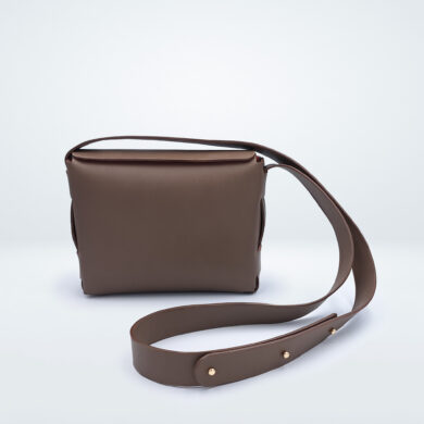 Le sac M marieBerte - Vue de face - Vachette taupe micro grain, couleur doublure agneau rose néon